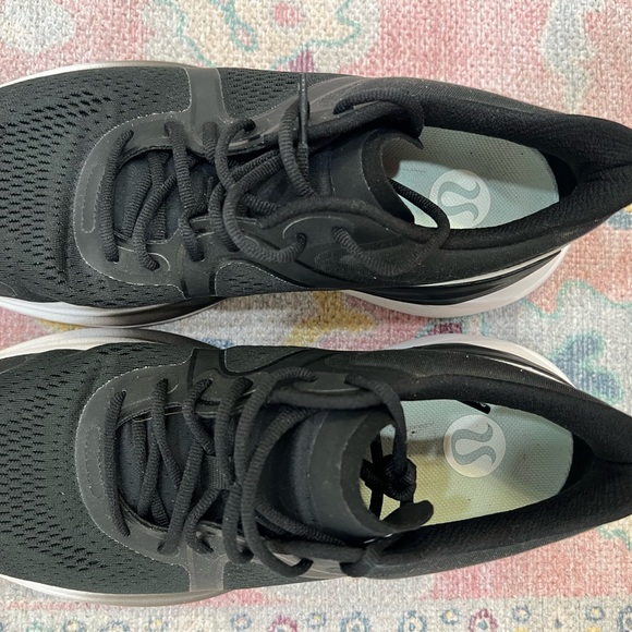 Nike Black and White Women's Running Shoes - Picture 2 of 2